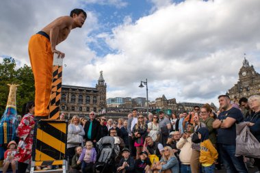 Edinburgh Festivali Fringe 2022-5 Aug-29 Aug, 75. yıl dönümü. Edinburgh 'da. İngiltere. İskoçya 'nın başkentinde sokak tiyatrosu oyuncuları, sanatçılar ve müzisyenler. Princes Caddesi 'nde Japon bir sanatçı sahne alıyor.. 