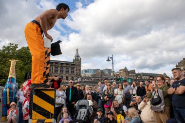 Edinburgh Festivali Fringe 2022-5 Aug-29 Aug, 75. yıl dönümü. Edinburgh 'da. İngiltere. İskoçya 'nın başkentinde sokak tiyatrosu oyuncuları, sanatçılar ve müzisyenler. Princes Caddesi 'nde Japon bir sanatçı sahne alıyor.. 
