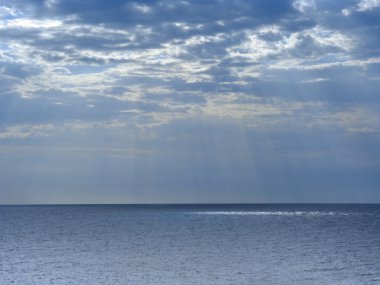 Deniz üzerindeki gündoğumu
