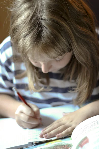 Meisje schrijft huiswerk — Stockfoto