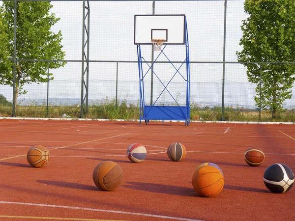 篮球和篮球场 — 图库照片