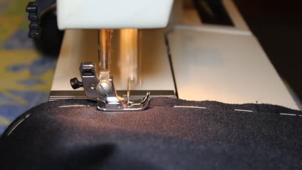 Работа над швейной машинкой — стоковое видео