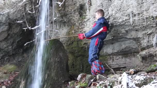 Children playing in waterfall — Stock Video