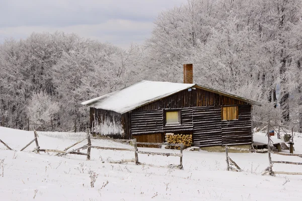Горный дом, зимняя среда — стоковое фото