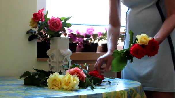 Женщины кладут цветы в вазу — стоковое видео