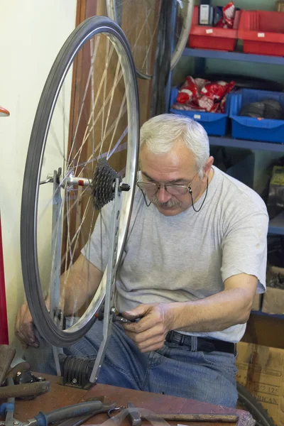 Riparazione della ruota della bicicletta — Foto Stock