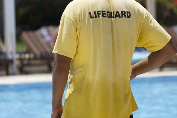 Lifeguard bij het zwembad — Stockfoto