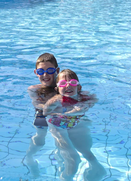 Crianças na piscina — Fotografia de Stock