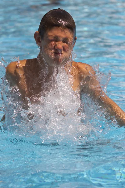 Der Junge im Pool — Stockfoto