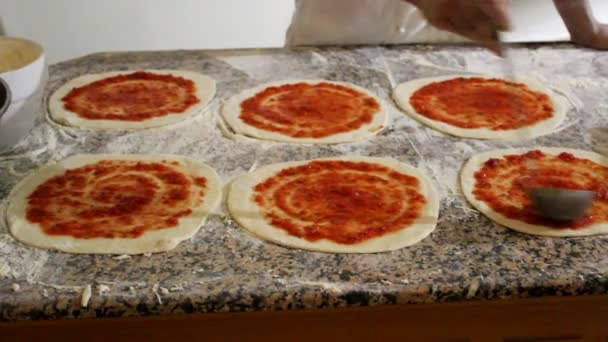 Preparing fresh pizza — Stock Video