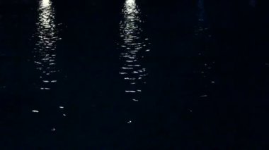 gece havuzda