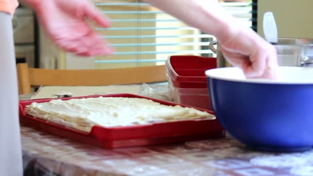 Kuchen im Haushalt zubereiten — Stockvideo