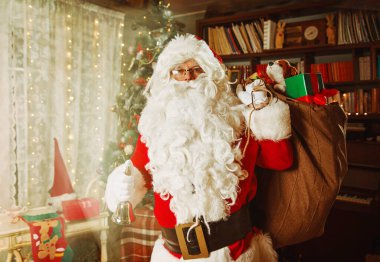 Bir evde Noel Baba, hediyelerle portre