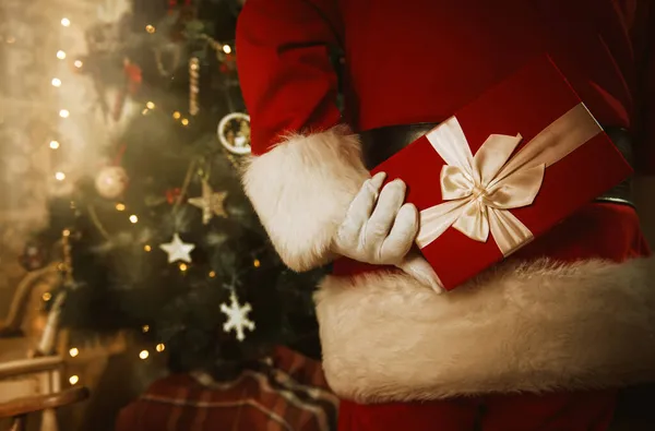 Święty Mikołaj Trzyma Prezent Plecami — Zdjęcie stockowe