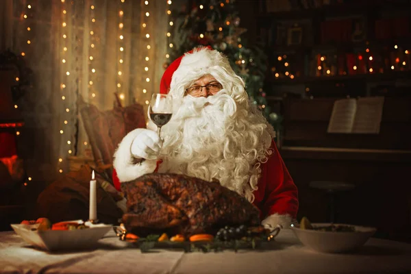 Der Weihnachtsmann Sitzt Einem Tisch Und Isst Einen Truthahn — Stockfoto