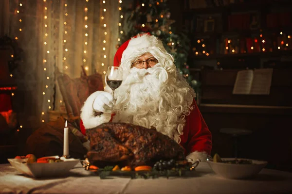 Papai Noel Sentado Uma Mesa Comendo Peru — Fotografia de Stock