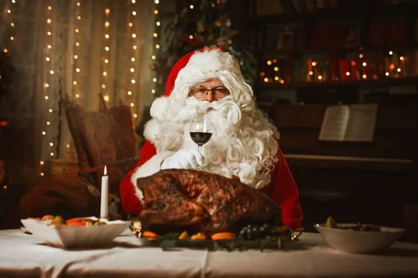 Kerstman Zit Aan Een Tafel Eet Een Kalkoen — Stockfoto