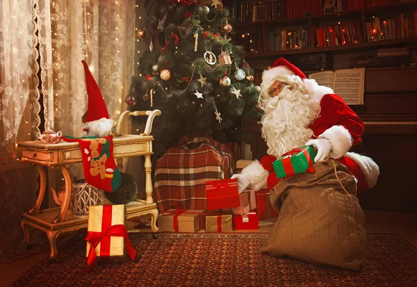 Kerstman Laat Cadeautjes Achter Onder Kerstboom — Stockfoto