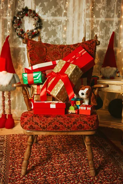 Silla Navidad Con Regalos Imagen De Stock