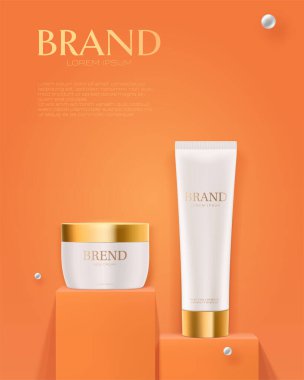 Podyumlarda kozmetik ürünlerle dolu kavanoz ve tüp. Turuncu renk