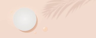 Zeminde krema damlalarıyla podyuma doğru yukarıdan aşağıya.