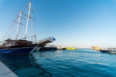 Modern gemileri ve tekneleri olan insansız bir iskele. Mısır Hurghada 'da.