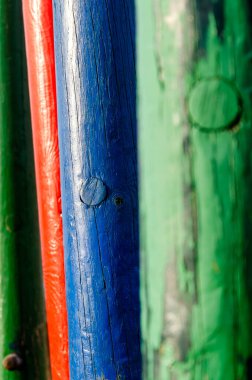 yeşil ve kırmızı ve mavi ahşap boyalı kütükler soyut arkaplan desenleri