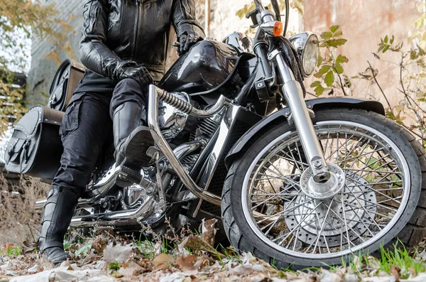 Flicka Läder Cyklist Jacka Och Svarta Stövlar Helikopter Motorcykel Närbild — Stockfoto