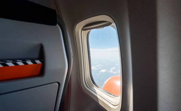 Zicht Vanuit Het Vliegtuigvenster Naar Blauwe Lucht Witte Wolken Zonder — Stockfoto