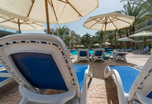 Hurghada 'da insanlar olmadan palmiye ağaçlarının altında boş plaj salonları