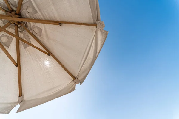 Pláž Deštník Modré Obloze Pozadí Izolované Pozadí — Stock fotografie