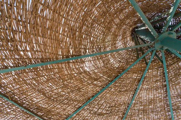 Mavi gökyüzü arkaplanındaki plaj şemsiyesi