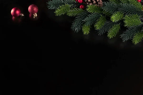 クリスマスブラックの背景にトウヒの枝とクリスマスツリーのおもちゃボール — ストック写真