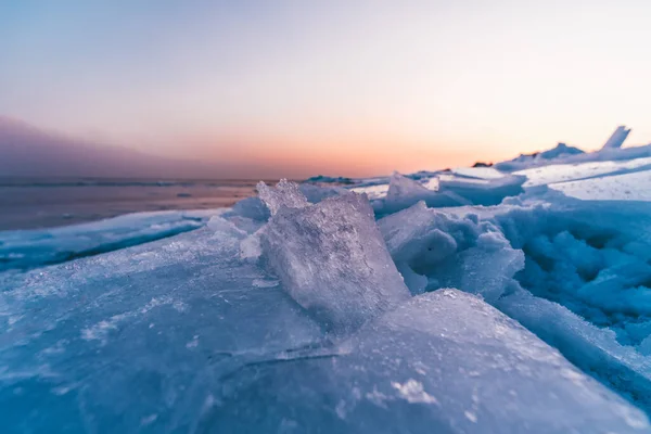 ピンクの夕日の前に砕けた氷の冬の風景 — ストック写真