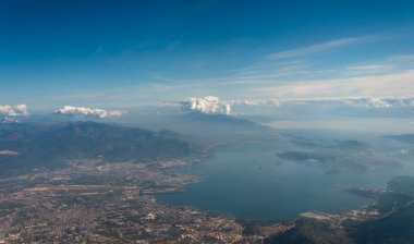 Uçak penceresinden Yunanistan 'a Atina ve Ege Denizi manzarası