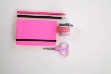 Kalem, makas ve washi bantlı pembe kırtasiye malzemesi. beyaz arkaplanda izole