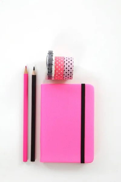 Розовый Ноутбук Карандашами Washi Tape Top Вид Белый Фон — стоковое фото