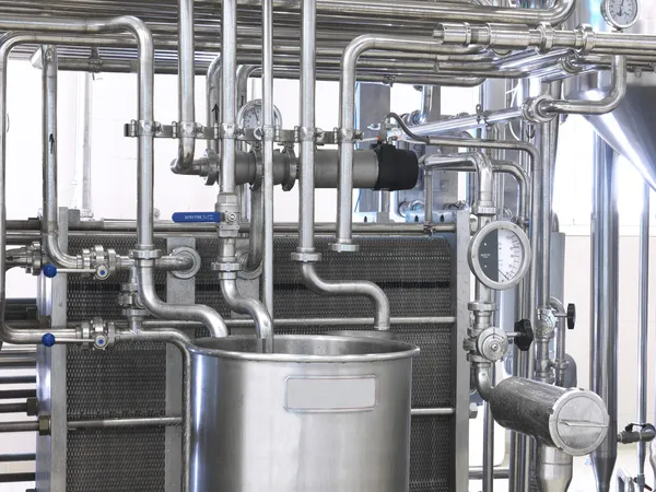 Tank ve boru bir fabrikada