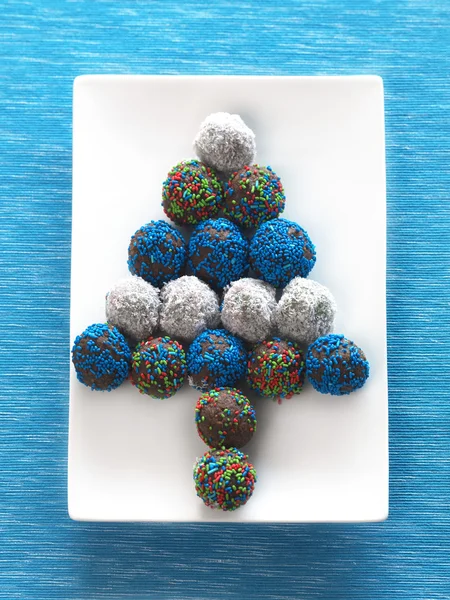 Kerstboom gemaakt van kleurrijke truffels — Stockfoto