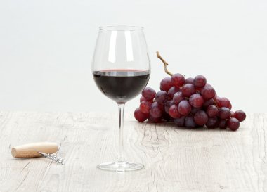 Bir kadeh kırmızı şarap.