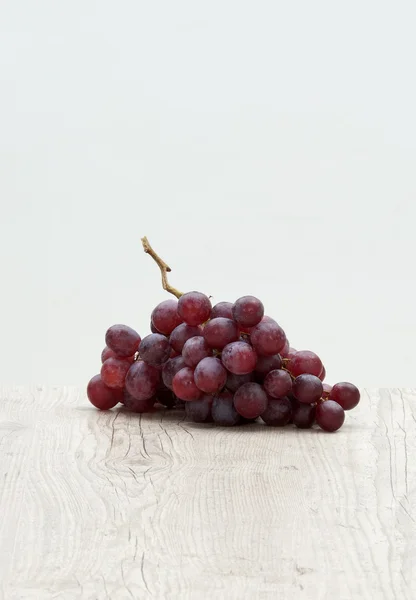 Bir tablo üzerinde kırmızı üzüm — Stok fotoğraf