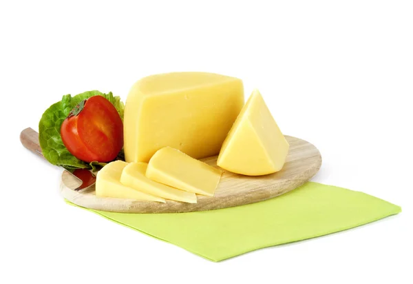 Желтый сыр на деревянной тарелке — стоковое фото