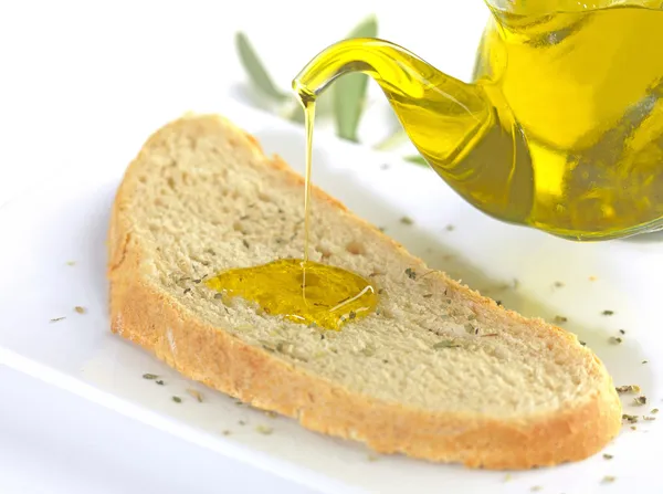 Gieten olijfolie Rechtenvrije Stockafbeeldingen