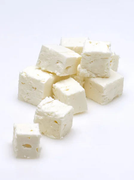 Kostki sera feta na biały — Zdjęcie stockowe