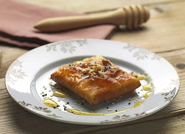 一种用油炸奶酪制成的传统甜点 用肉豆蔻包起来 用蜂蜜 芝麻和坚果倒入其中 — 图库照片