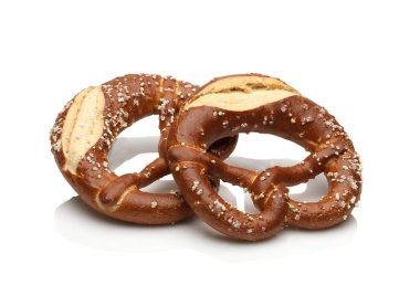İki bretzel ekmeği, bir çeşit Alman ekmeği, beyaz arka planda, stüdyo çekimi.