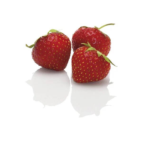 Drei Frische Erdbeeren Isoliert Auf Weißem Hintergrund Studioaufnahme Mit Spiegelung — Stockfoto