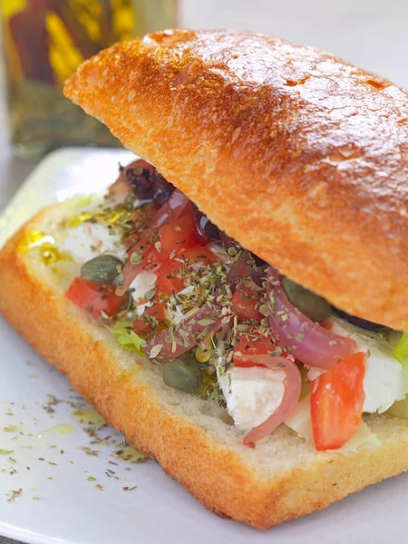 Sandwich Salade Grecque Savoureux Sain Dans Une Assiette Blanche — Photo