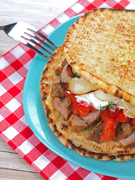 Sanduíche Estilo Grego Feito Com Duas Pittas Tradicionais Recheadas Por — Fotografia de Stock