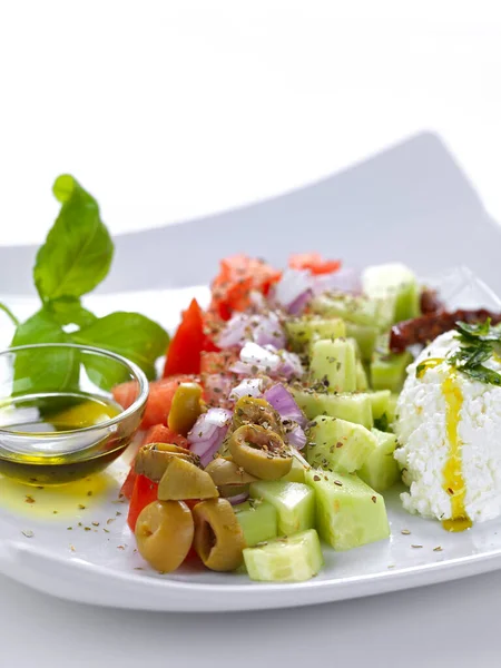 Een Moderne Griekse Salade Met Feta Kaas Komkommer Tomatenblokjes Groene — Stockfoto